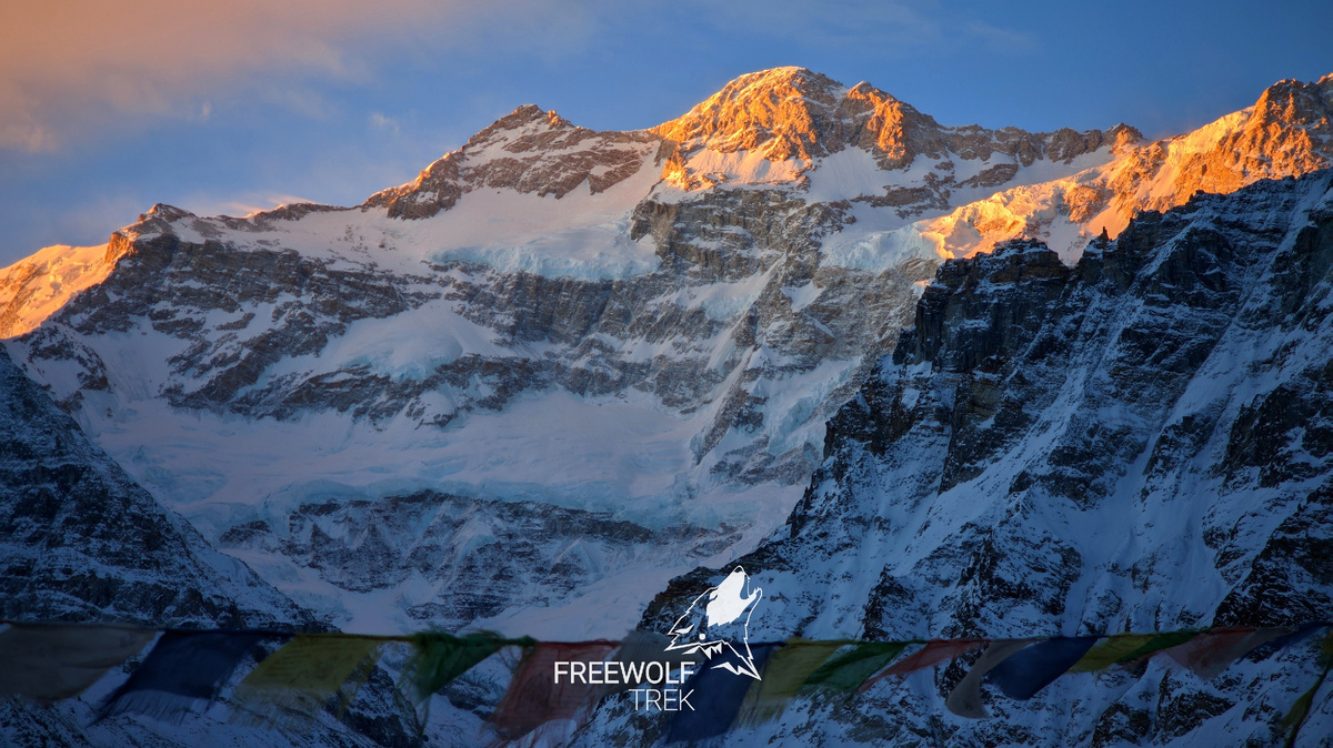 Вид на ледники северной стены на рассвете.