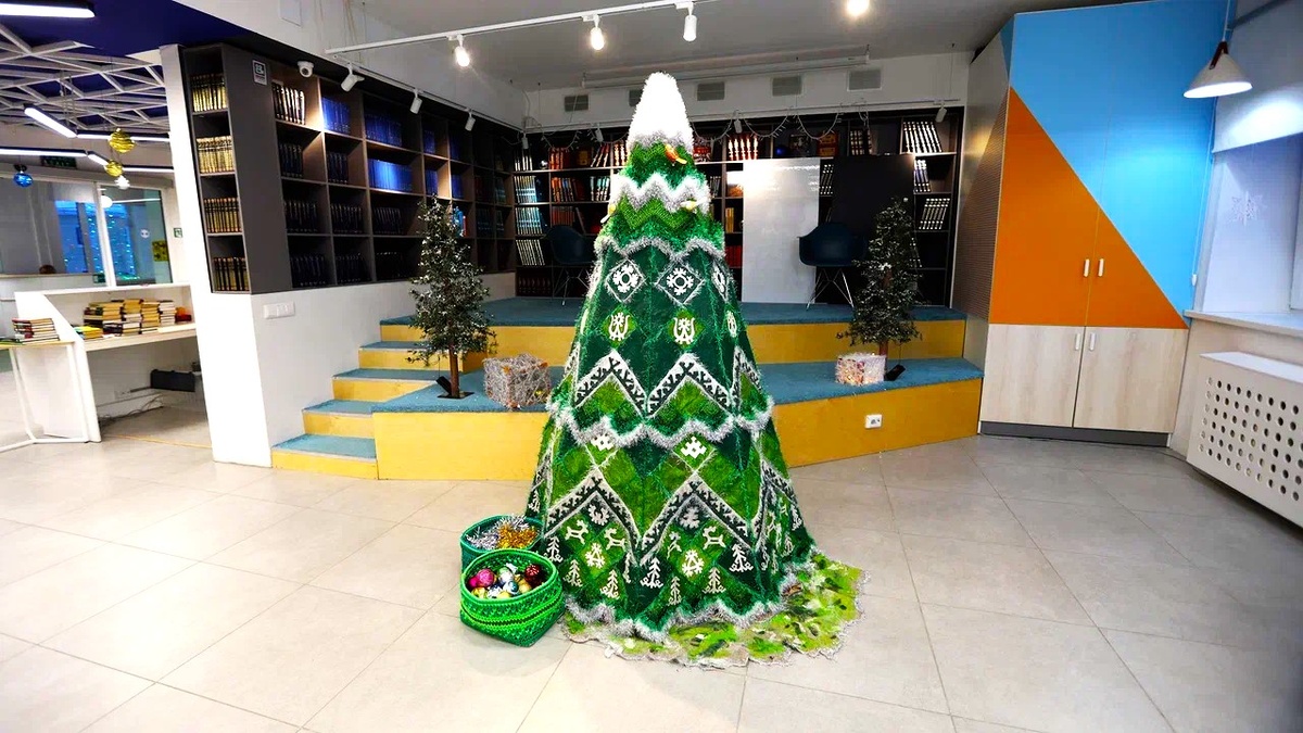    Этно-ёлка Югорска претендует на звание самой красивой в России