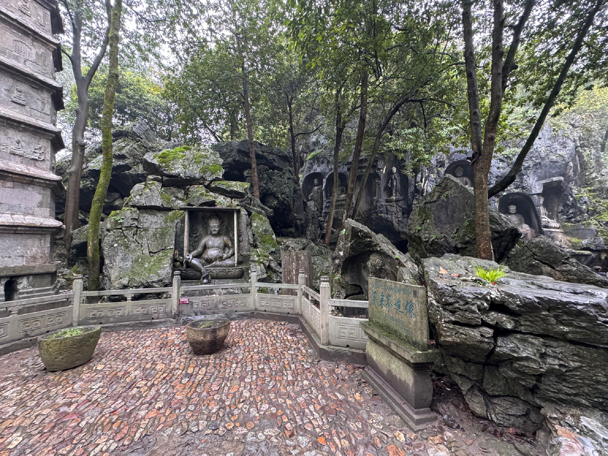 На территории храмового комплекса