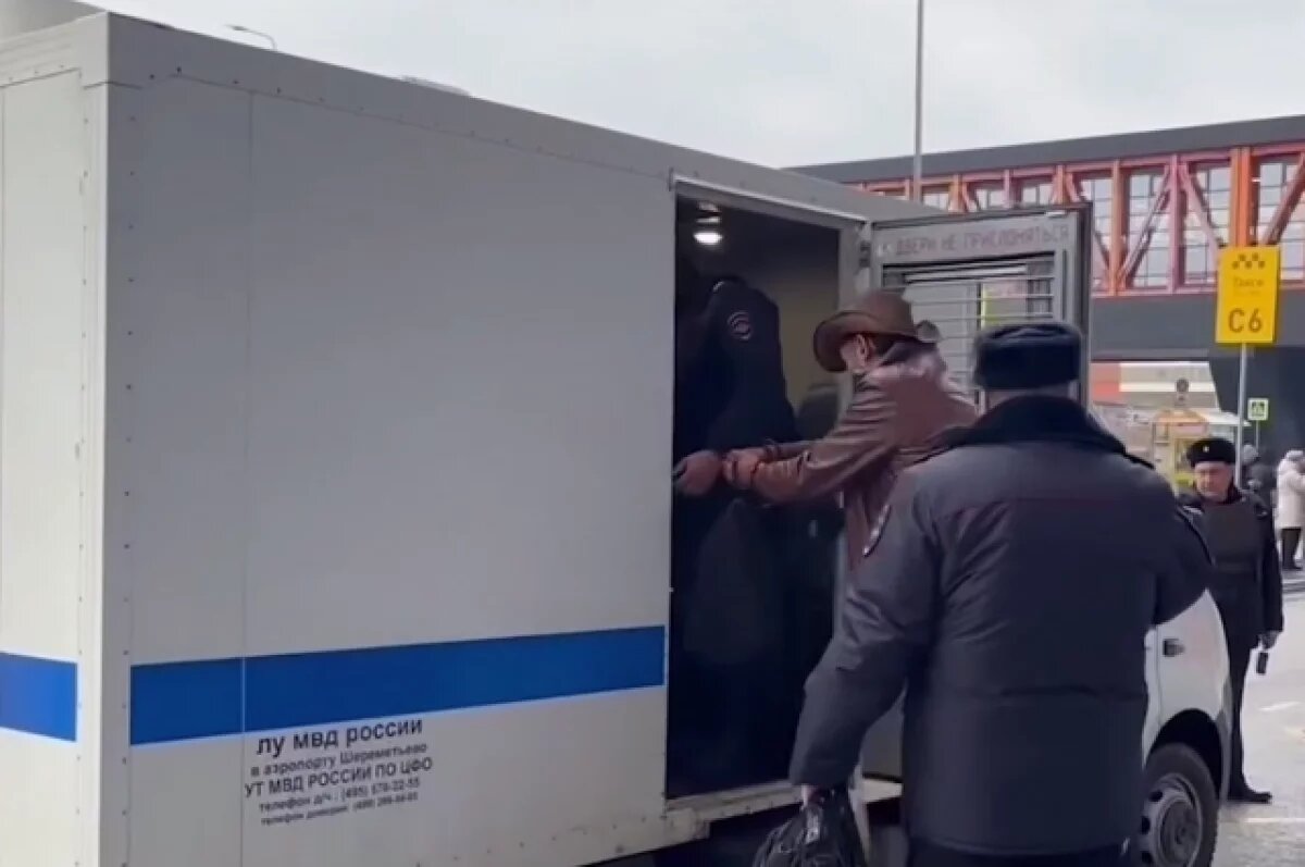    МВД показало арест дебошира, угрожавшего взорвать самолет Нижнекамск-Москва