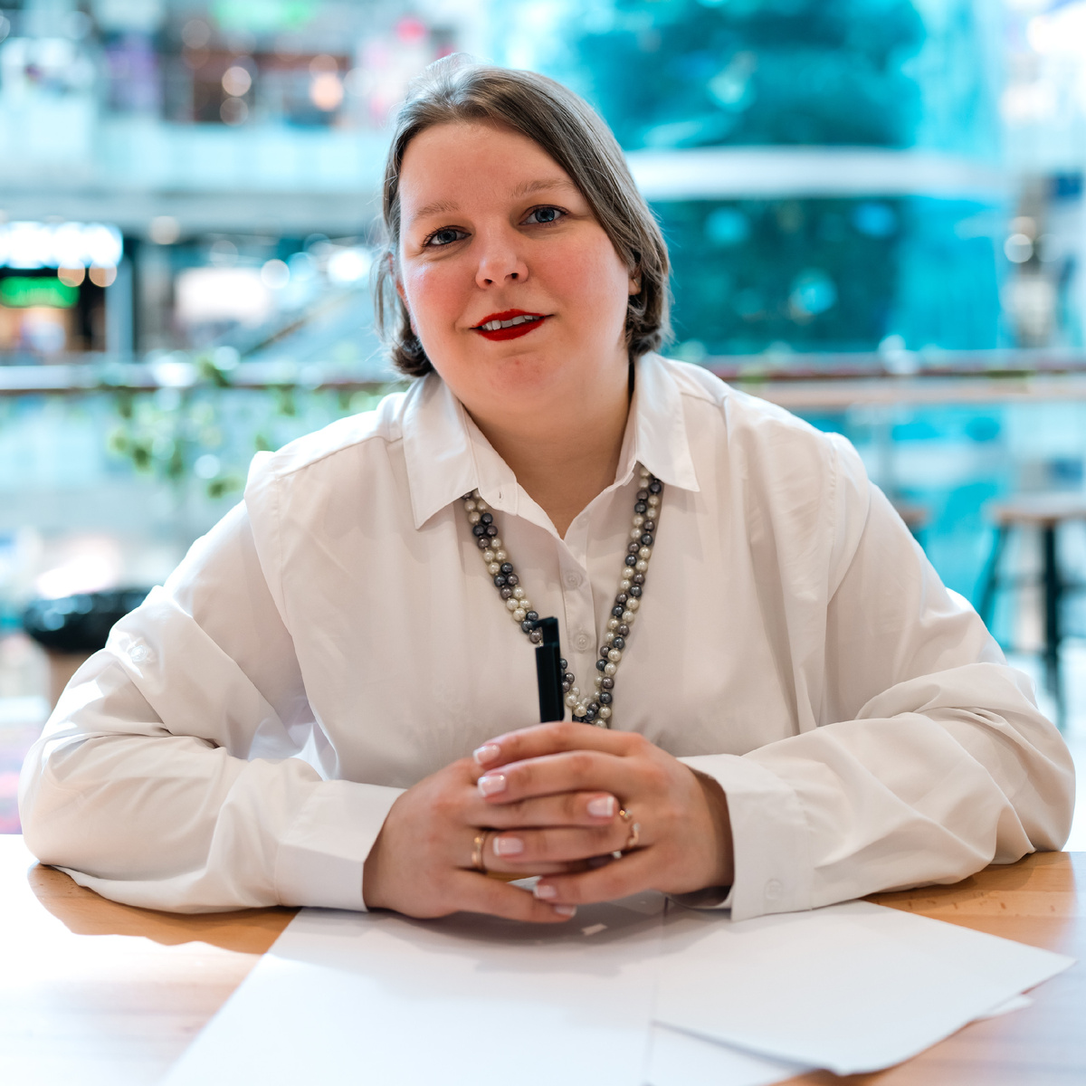 Всем привет! Меня зовут Елена Сокол и я логопед-практик я помогаю обычным мамам из нашей с вами жизни заниматься со своими детьми самостоятельно. Я адепт и практик семейного образования