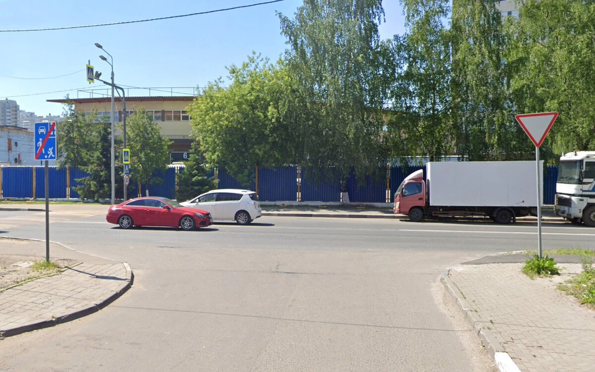 При выезде с прилегающей территории уступать дорогу надо всем тем, чья траектория движения пересекается с вашей (Фото: Google Maps)