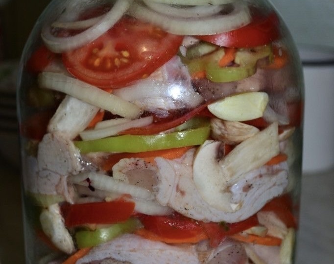 Рецепт нежной курицы в банке: удивляем ароматом и вкусом!