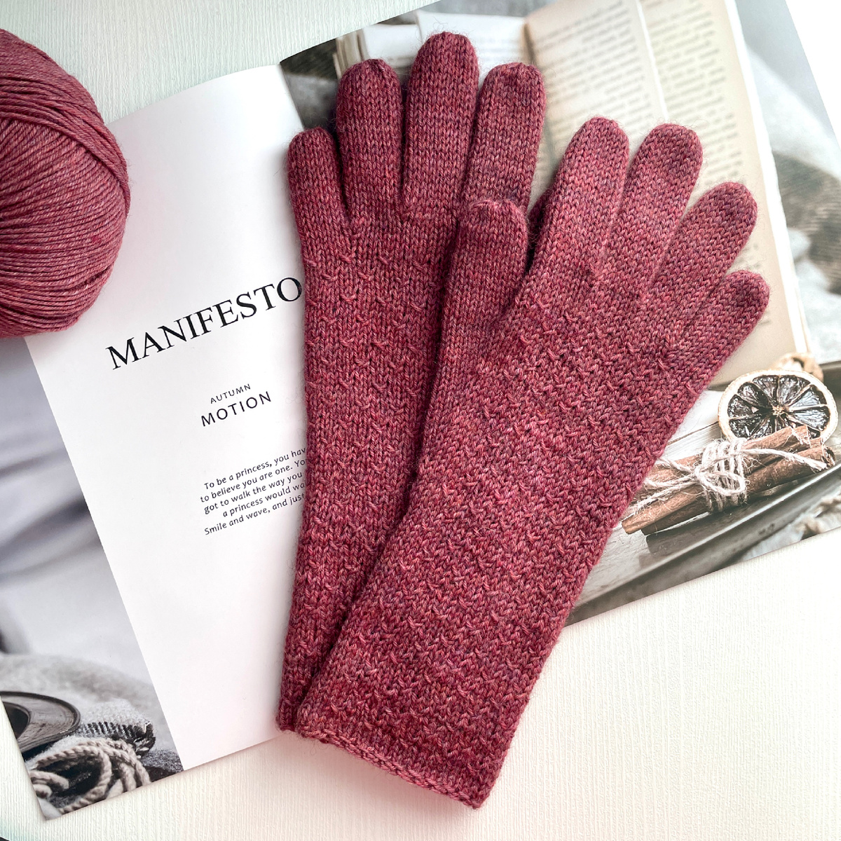 Перчатки "Либерти" из пряжи с яком ягодног цвета - модель, фото и работа автора by-annike.ru