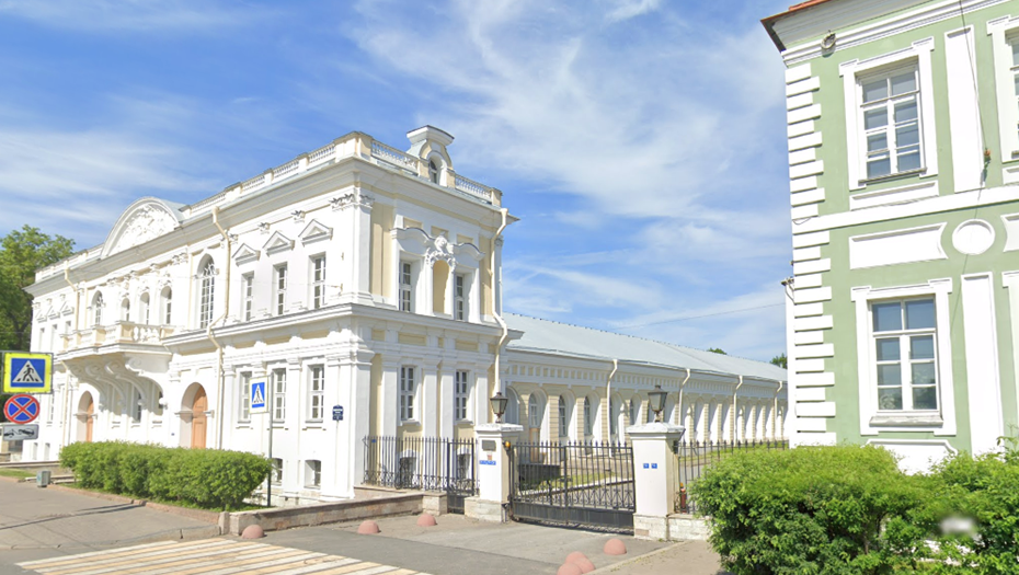    Вид на Манеж Первого кадетского корпуса и Филологический переулок. Петербург. Автор фото: google.com/maps