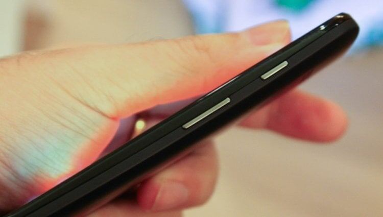    Как правило, кнопка питания располагается на правой боковой грани