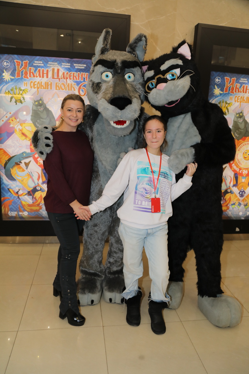 Светлана Рябкова с дочерью. На премьере Иван Царевич 6  : Серый волк и Кот