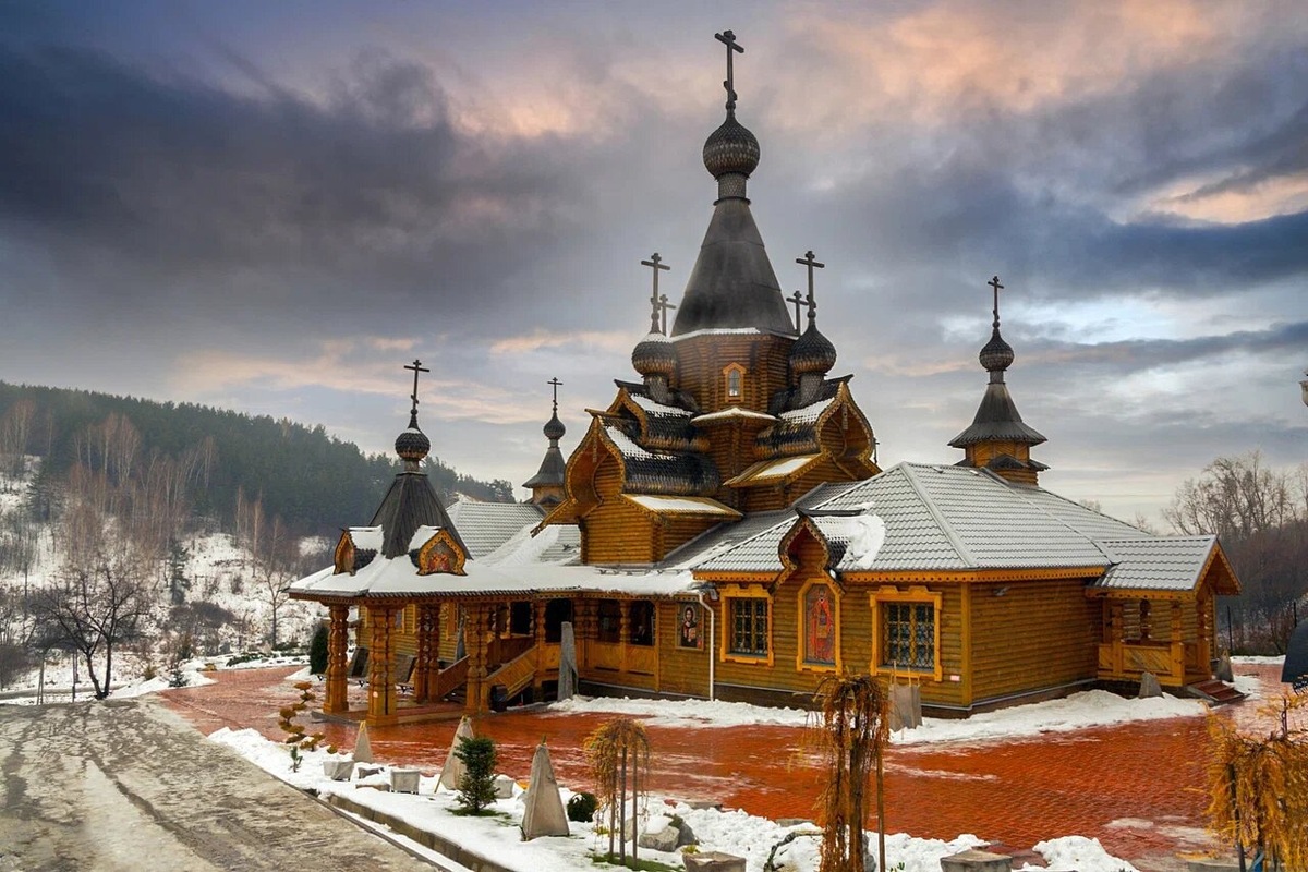 Во время поездки в Новокузнецк посетите храм Святого мученика Иоанна Воина в псевдорусском стиле и окружающий его сад. Фото: Сергей Г. / Яндекс Карты