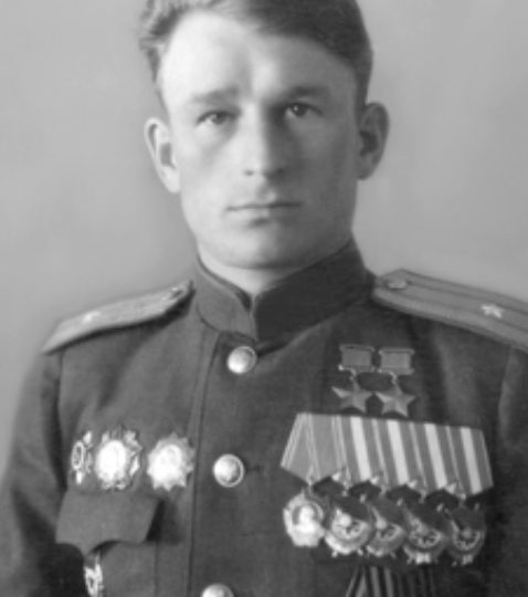 Воевал на Ил-2, стал дважды Героем Советского Союза, был участником Парада Победы ... а через год после войны застрелился