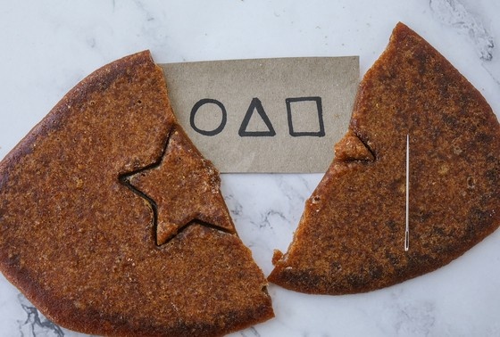    Соты в форме звездочек из «Игры в кальмара»