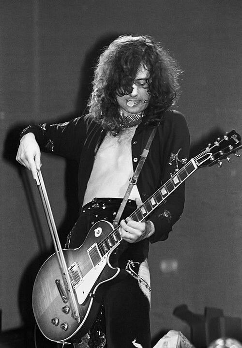 Как-то так. Медиатор в зубах, играем виолончельным смычком))