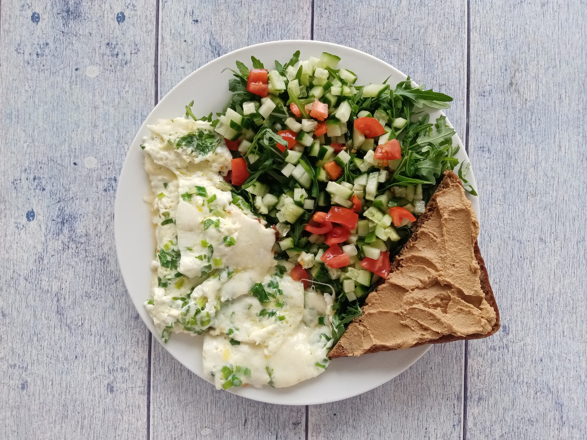 Завтрак. Омлет с зелёным луком, салат, бутерброд с печёночным паштетом.