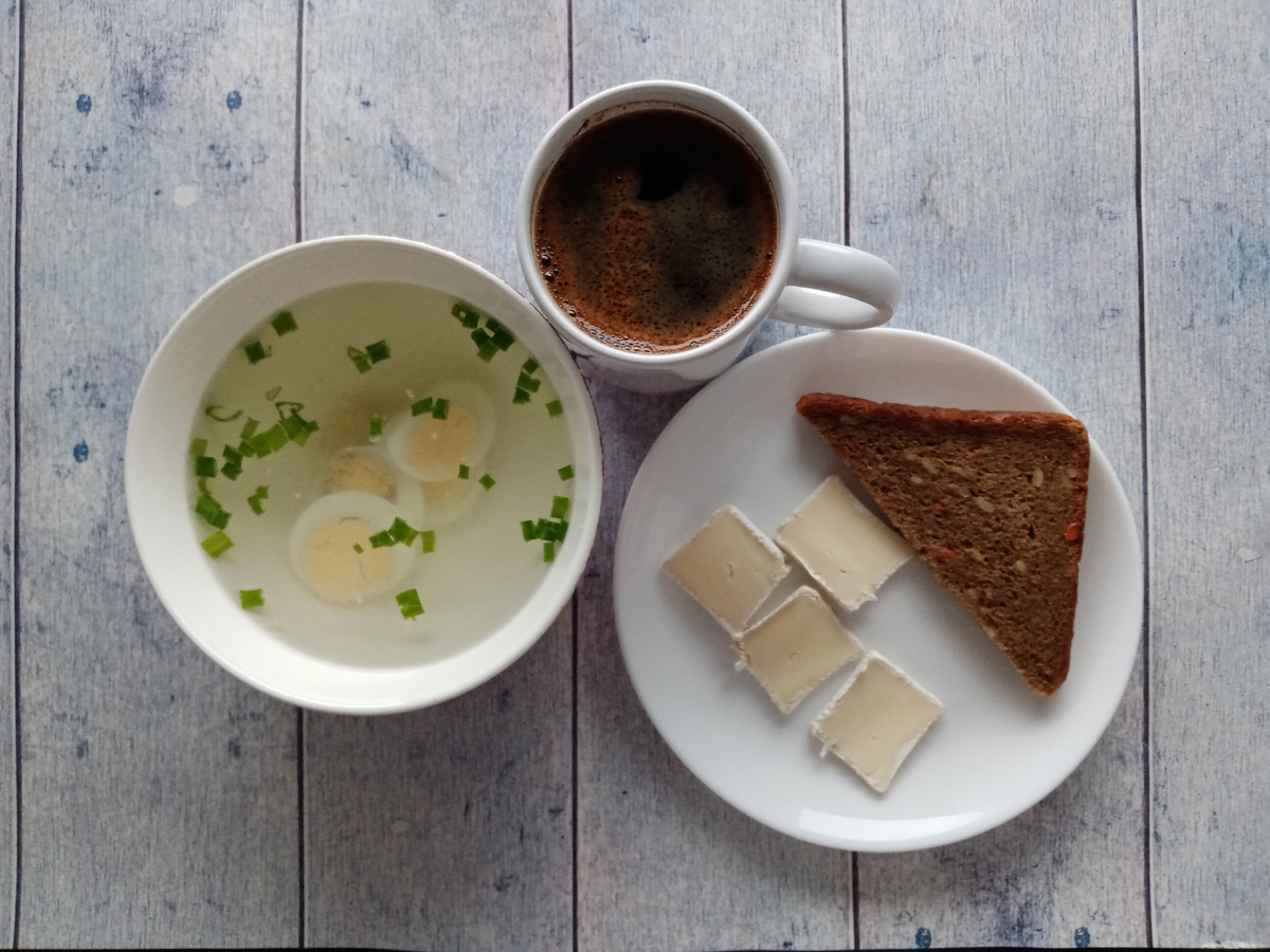 Второй завтрак. Куриный бульон с яйцом, кофе, хлеб и сыр Бри. 