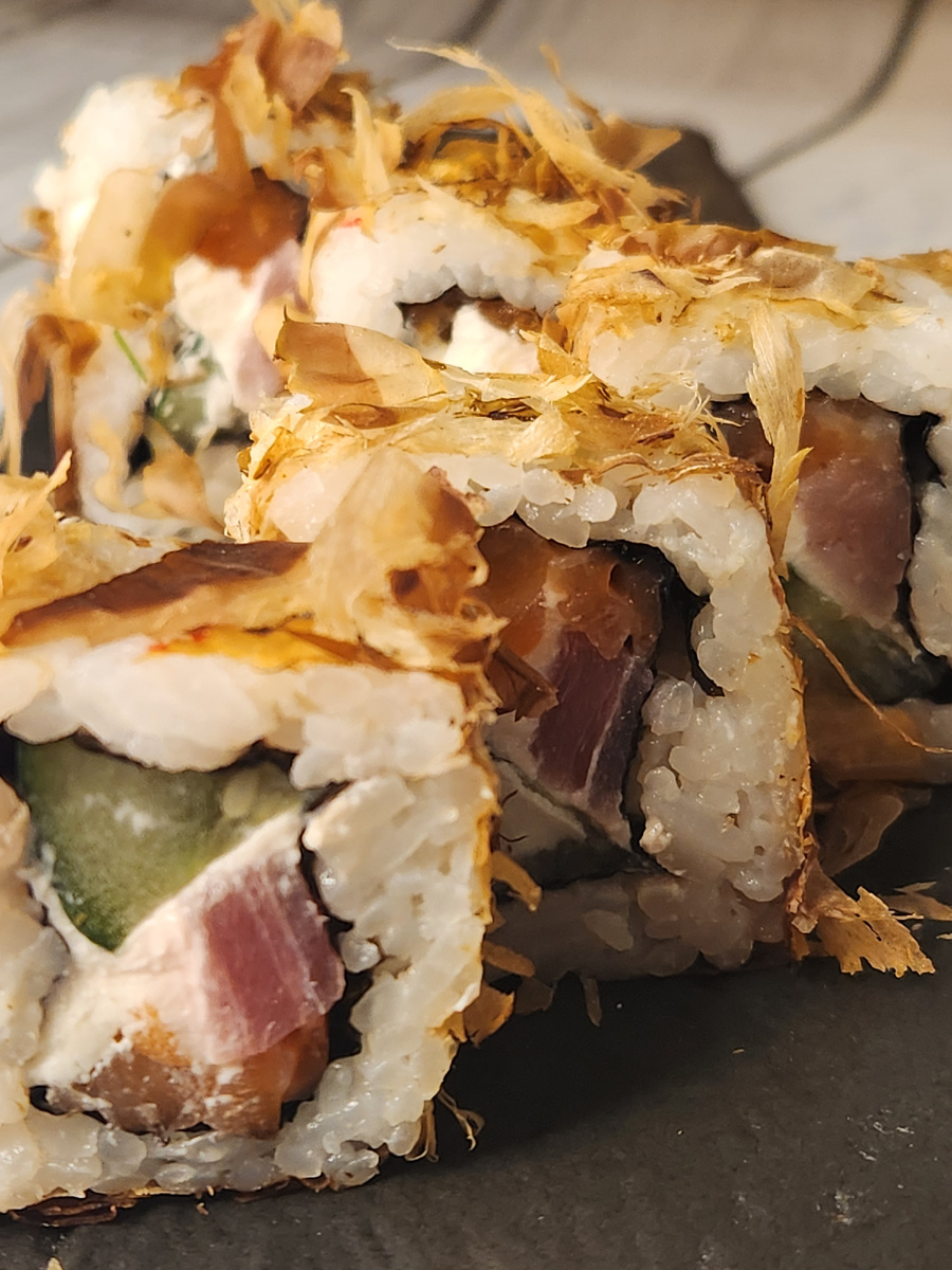 Ролл бонито маки получил свое название в честь хлопьев бонито