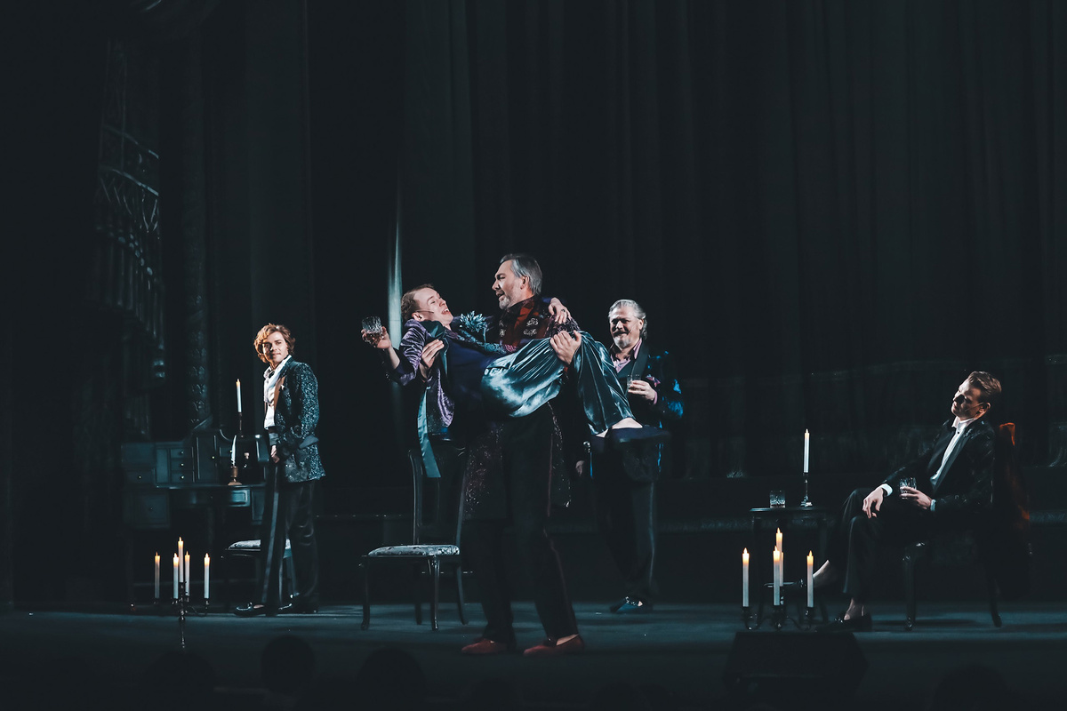    Сцена из спектакля «Плохие хорошие»