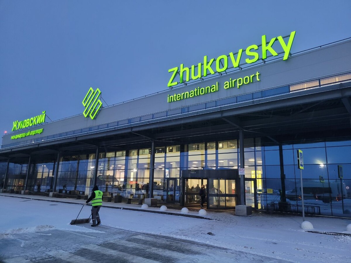 Сфотографировала аэропорт так, чтобы машина "Росгвардии" не попала в кадр