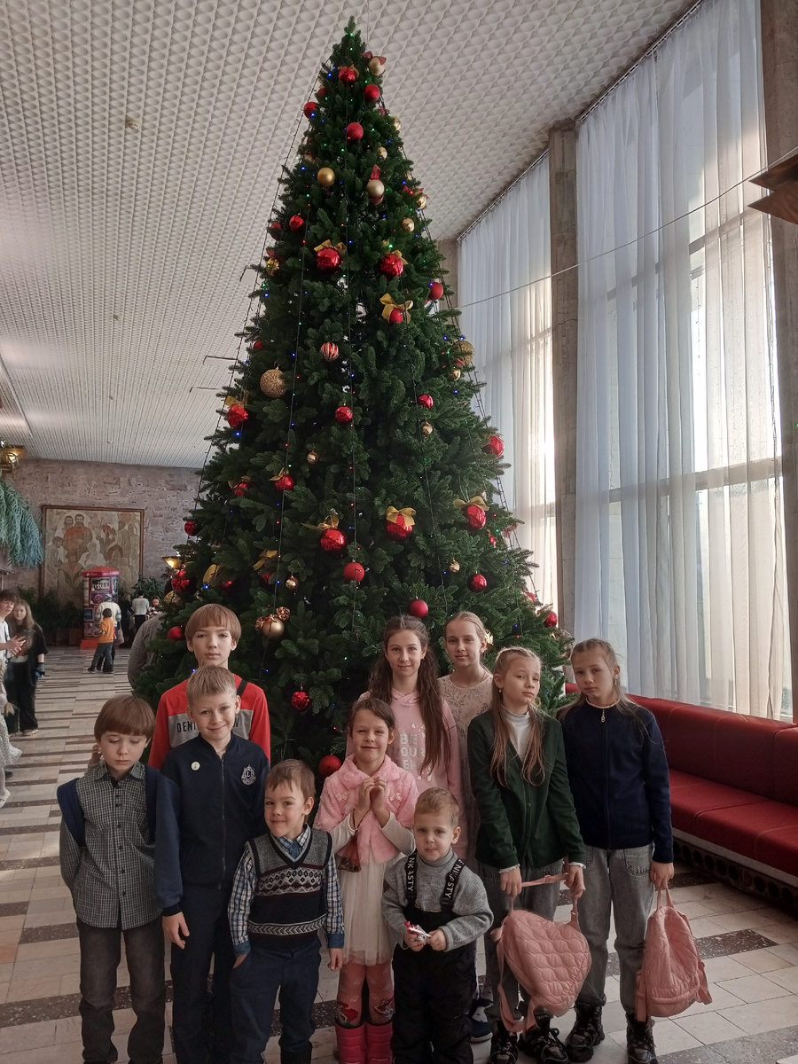 Фото у елки музыкального театра