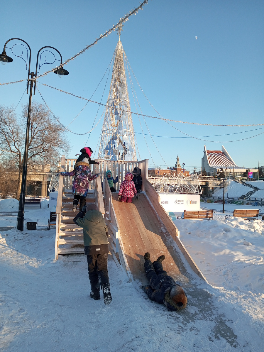 Катание с горки на Бударина