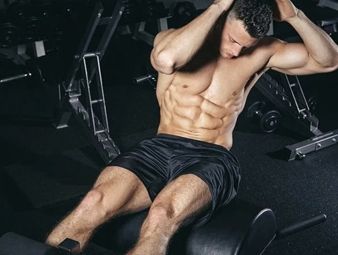 С помощью этих легких упражнений вы можете незаметно для окружающих ежедневно прокачивать мышцы живота. Главное — сделать это привычкой.
