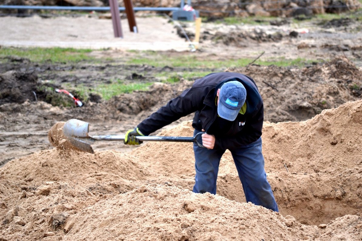 Работа могильщиками труд тяжелый и неблагодарный