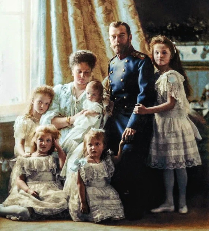 Николай II  с семьёй 