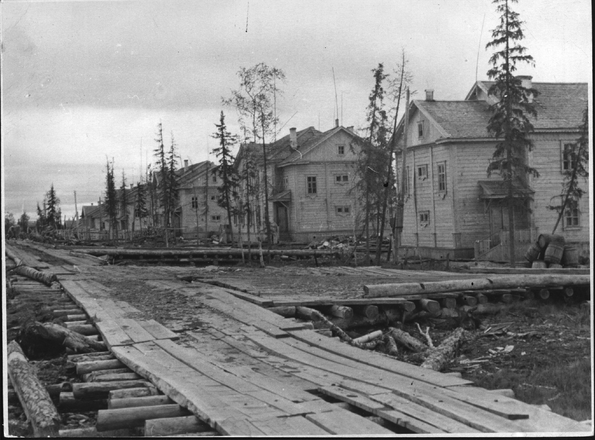 Фото из фондов Центрального музея железнодорожного транспорта: Поселок Ермаково - административный центр Строительства 503, жилой сектор рукводства лагеря