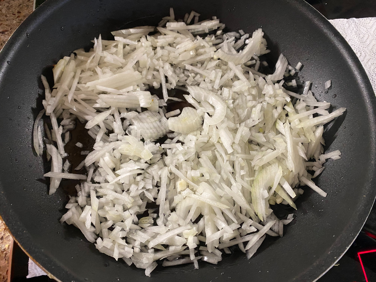 Обжариваем лук