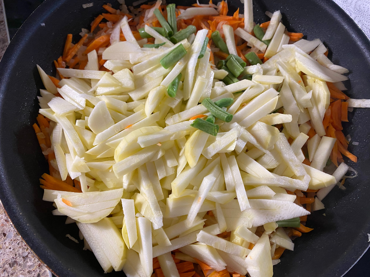 Добавляем кабачки и/или другие овощи