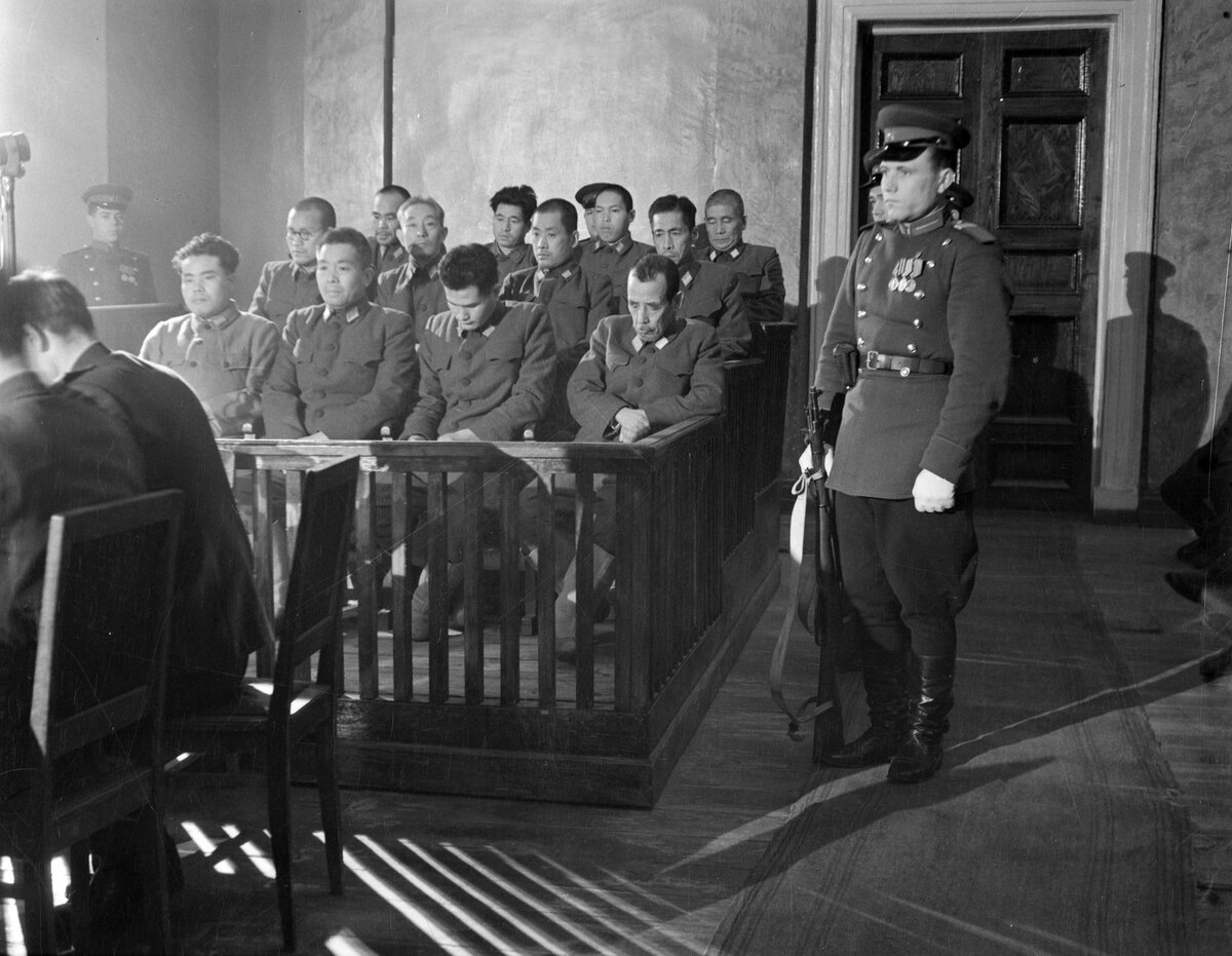 12 японских военнослужащих Квантунской армии перед судом военного трибунала. Декабрь 1949 г.
