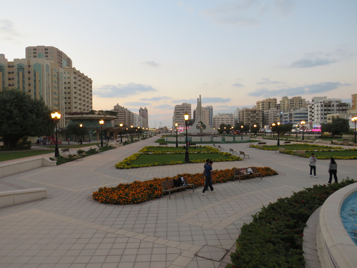 Парк на площади Аль-Ролла в Шардже, где я убедился, что карта UnionPay Россельхозбанка работает
