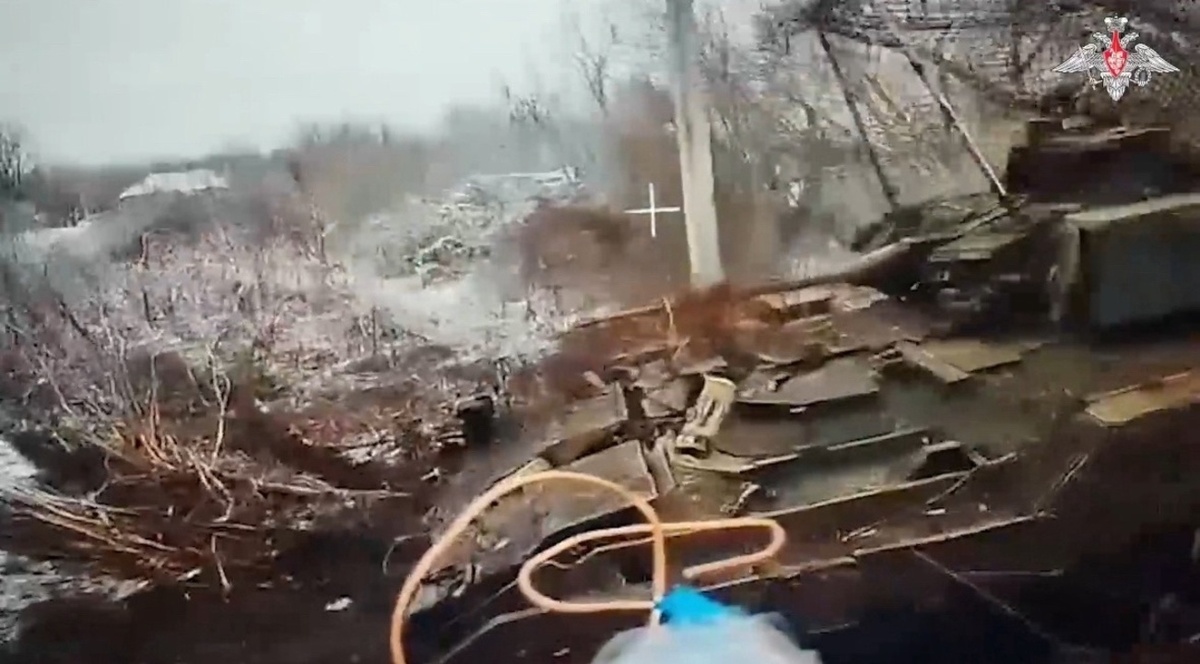    Дрон на оптоволокне уничтожил американскую БМП в Курской области