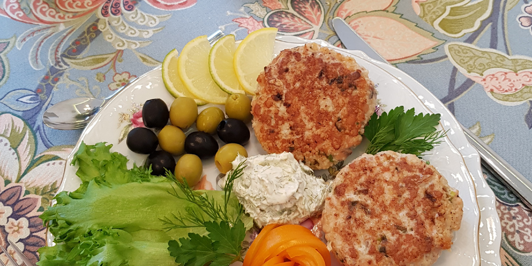 Рыбные котлетки из горбуши и минтая с кус-кусом и зелёным луком