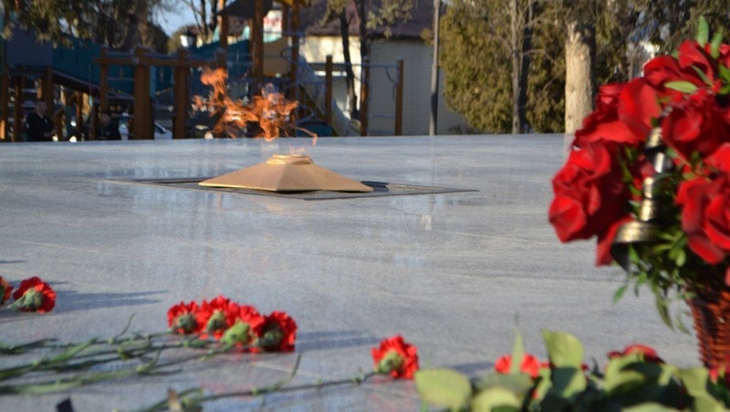    Закончили митинг возложением к мемориалу цветов Фото: администрация Георгиевского округа