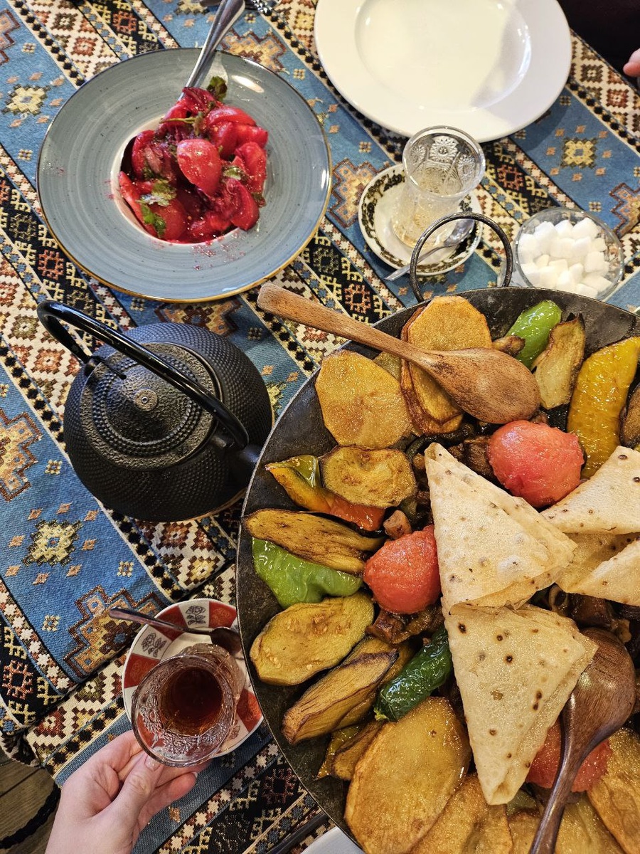 Обед в ресторане (55-60 манат на двоих)