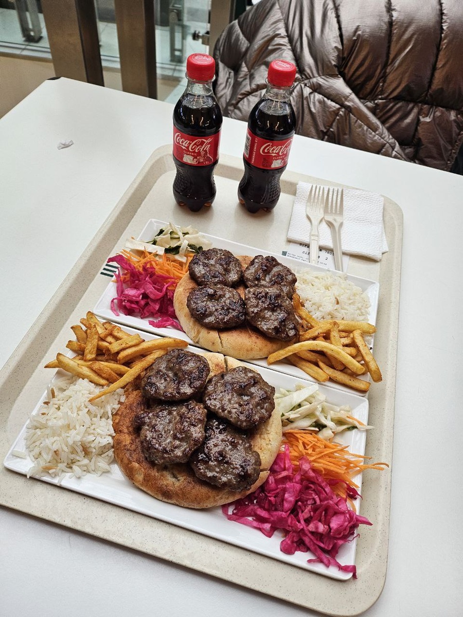 Обед на фудкорте (16 манат на двоих)