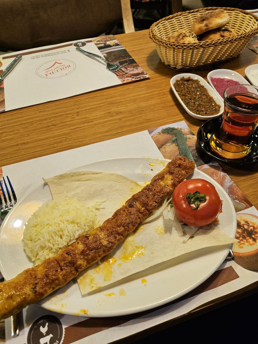 Обед в турецком кафе (25 манат на двоих), здесь только одно блюдо на фото