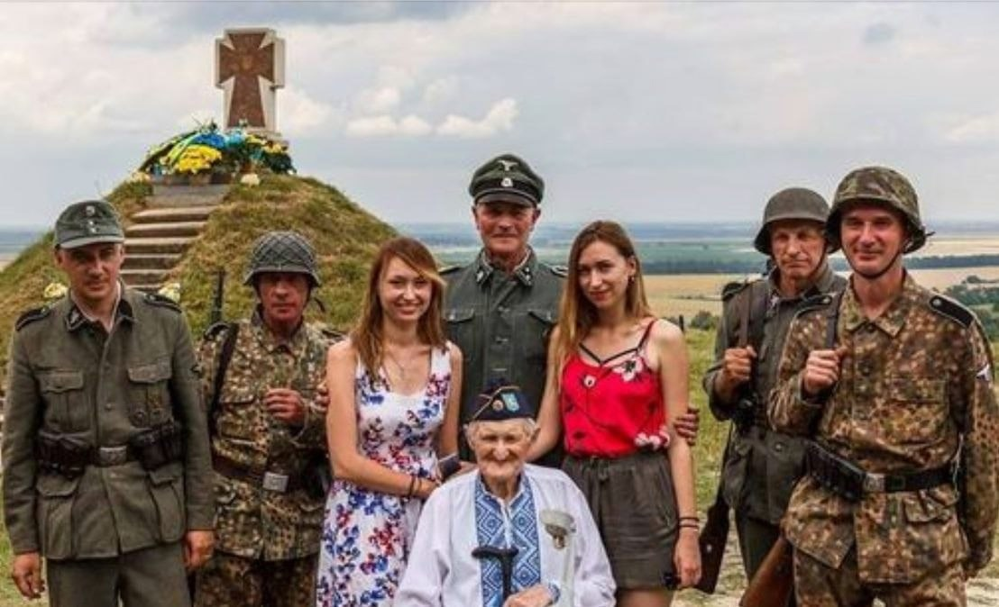 Советский пенсионер,  эсэсовец дивизии Галичина Евген Кавич среди почитателей 