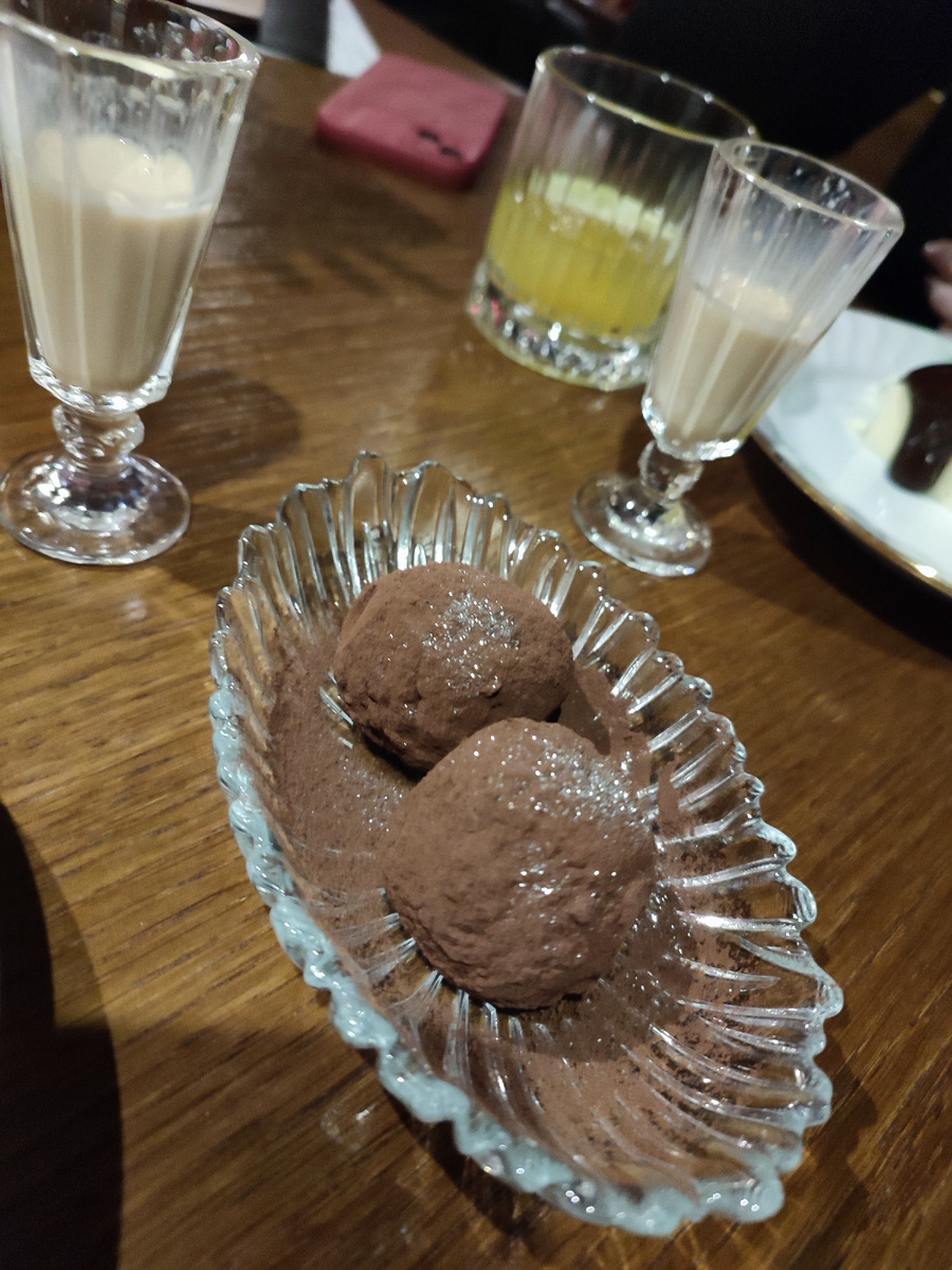 Это обман! Обещали мою любимую картошку, а это тирамису