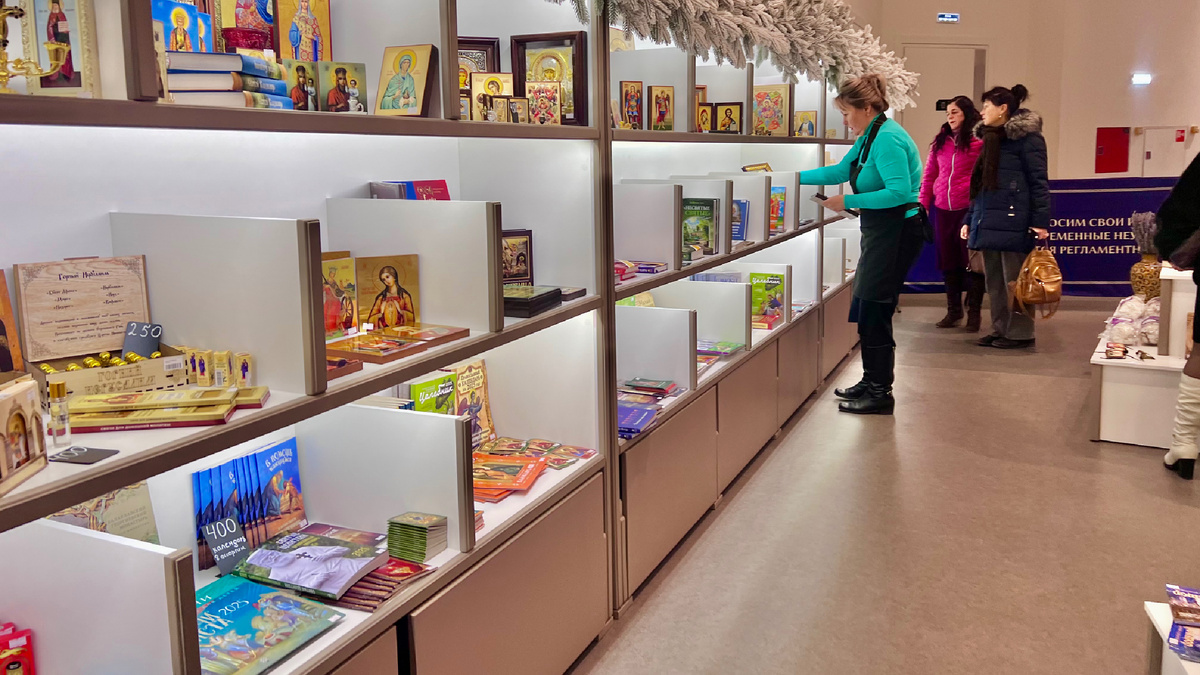 Современная просторная сувенирная лавка