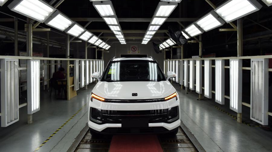 Электрический кроссовер на заводе компании Jianghuai Automobile Group Corp. в Хэфэе, провинция Аньхой на востоке Китая. Что-нибудь напоминает? Автомобили NEV-сегмента сейчас доминируют на китайском рынке.