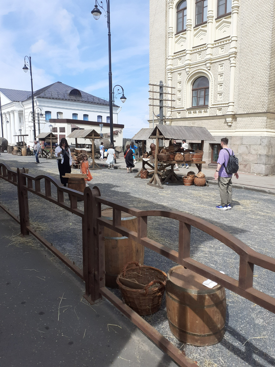 Декорации около Рыбинского музея, имитация дороги позапрошлого века.