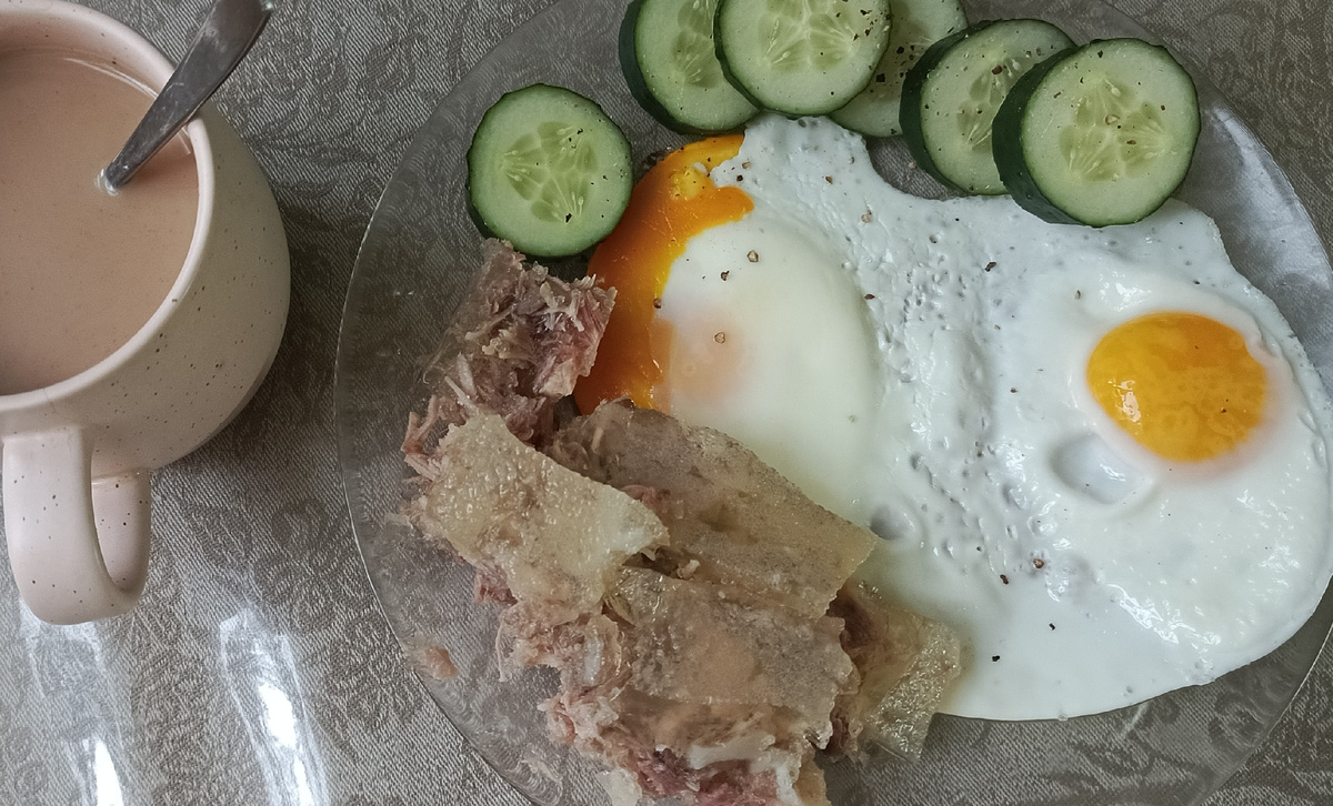 Яичница из двух яиц, огурец, холодец (надо же его доедать), кофе с 1,5% молоком