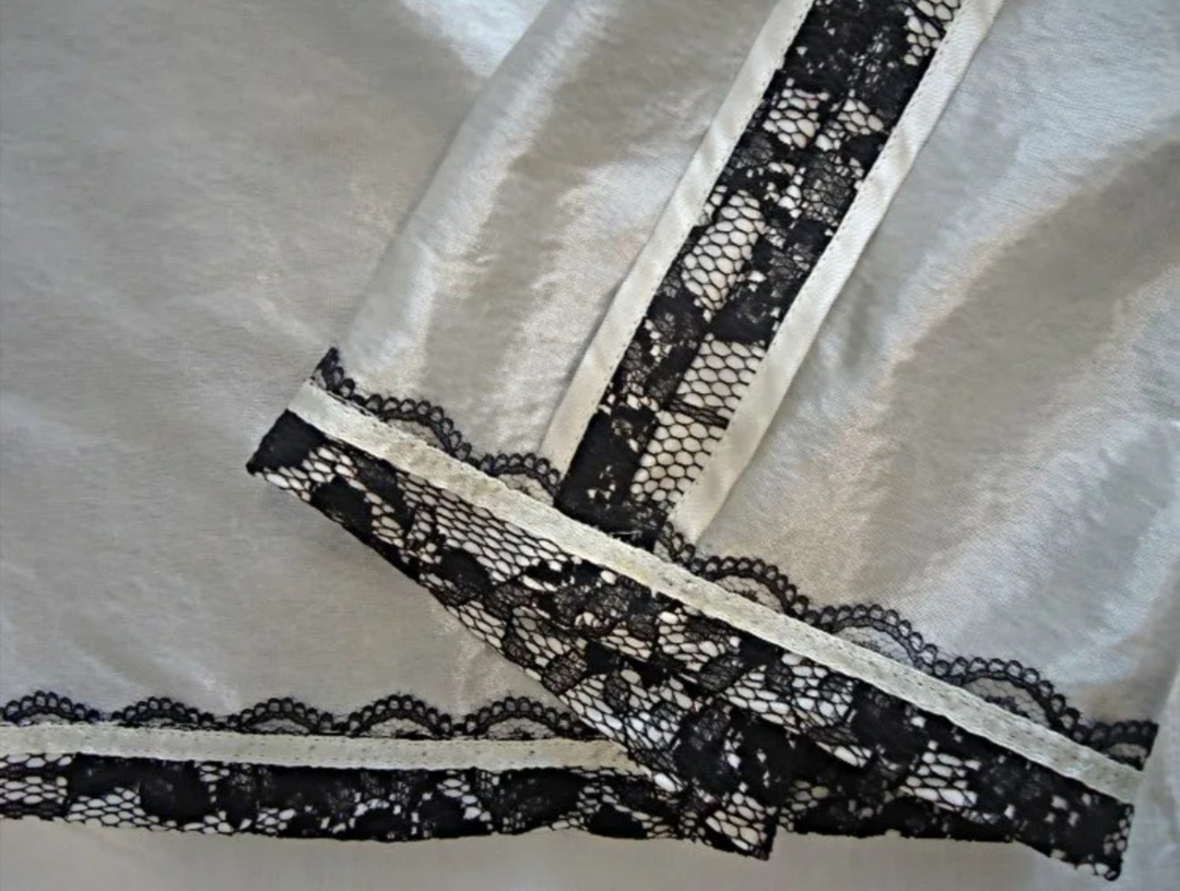 Те самые ,, пОпендикулярные палочки" То есть ровные линии аккуратной внутренней обработки изделия.