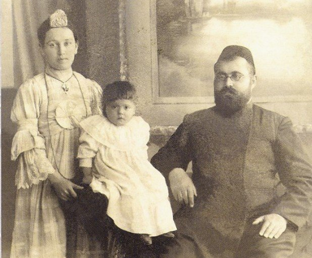 Хади Атласи с семьей в 1908 году. Его супруга Хусникамал была уроженкой д. Нижние Чершили Бугульминского уезда и являлась родственницей татарских просветителей Фатиха Карими и Ризаэтдина Фахретдинова.