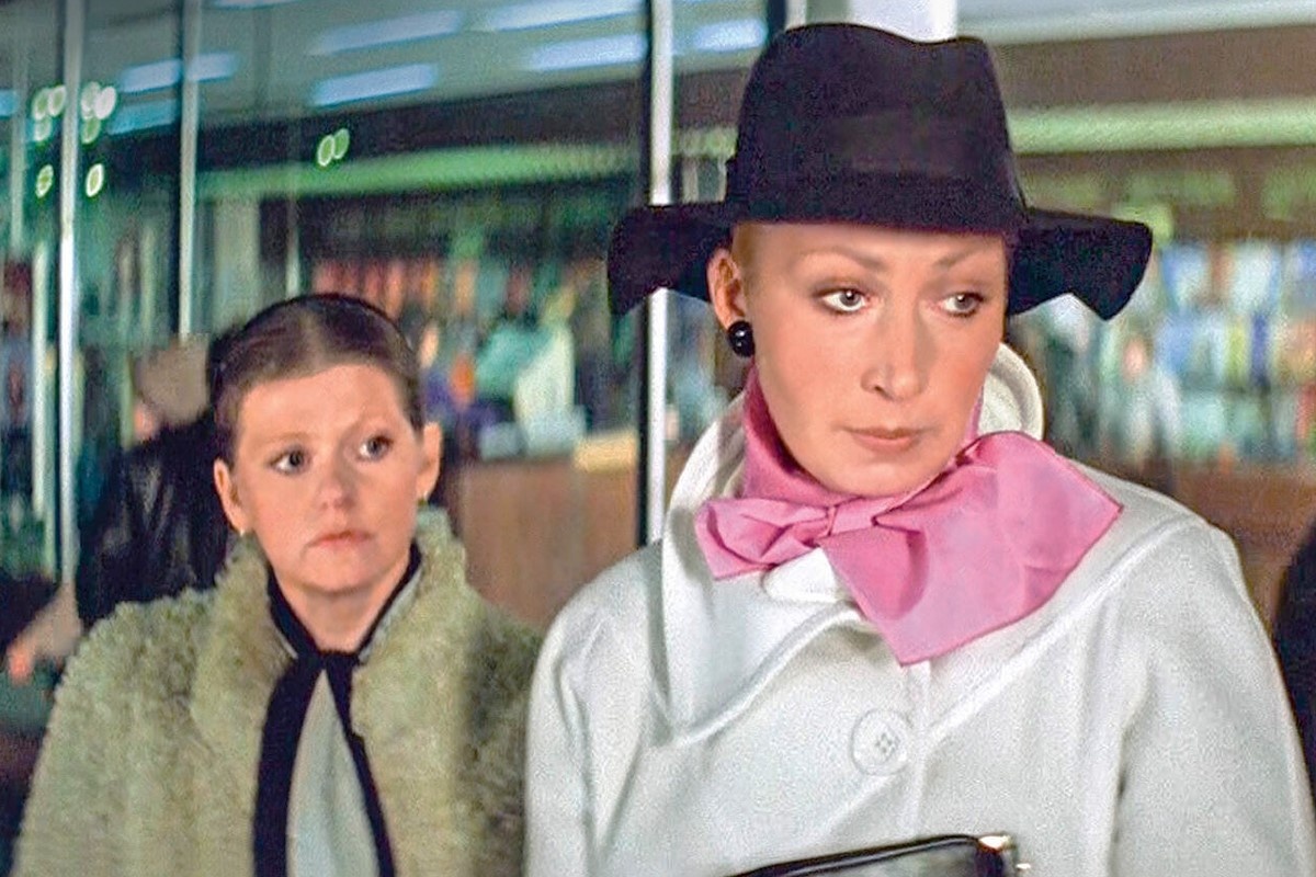 кадр из фильма «Самая обаятельная и привлекательная» (1985) режиссёра Геральда Бежанова