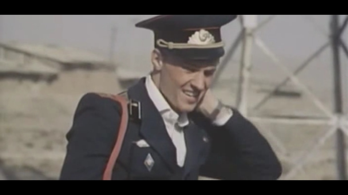 Ермаков в парадной форме направляется к месту службы. Кадр из фильма