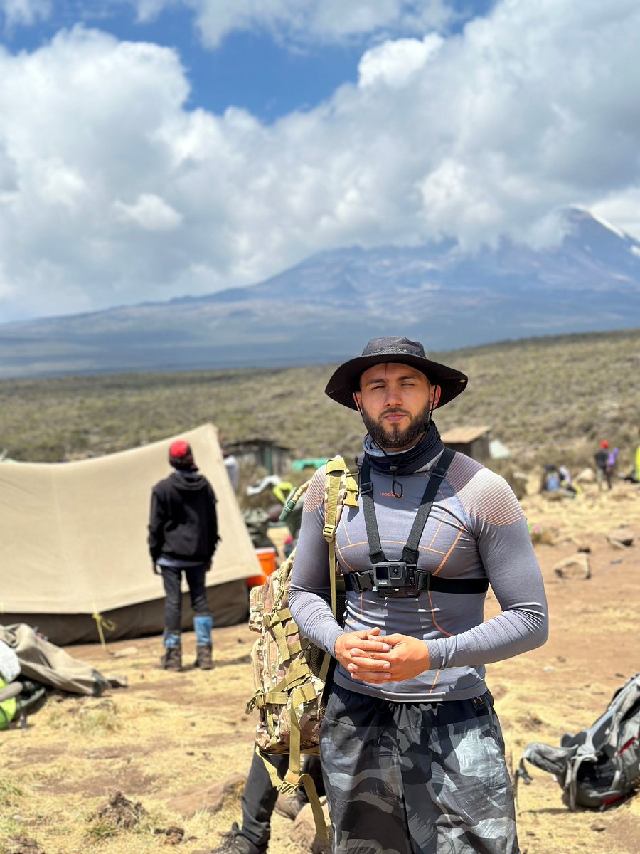 На заднем плане за мной видно деревянные конструкции, это как раз и есть те самые туалеты.