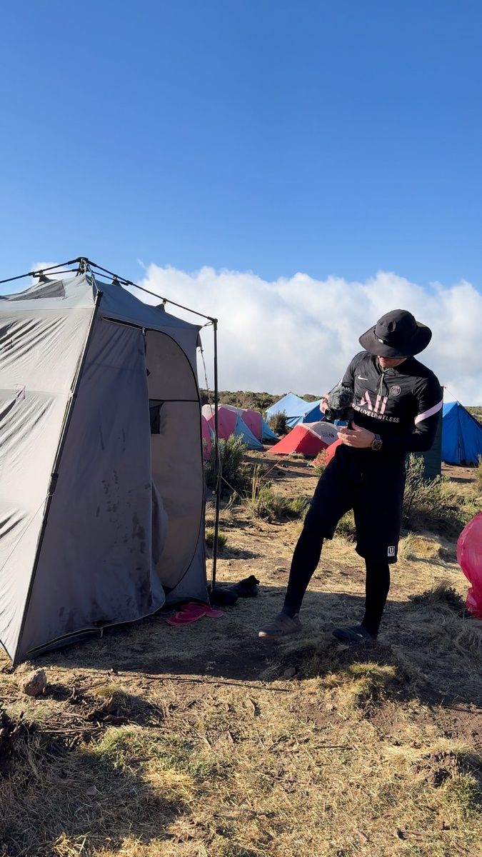 Слева на фотографии наш походный душ.