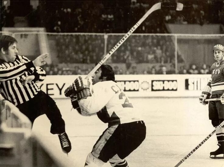 Фото с яндекс.картинки (Ж.-П. Паризе и арбитр)