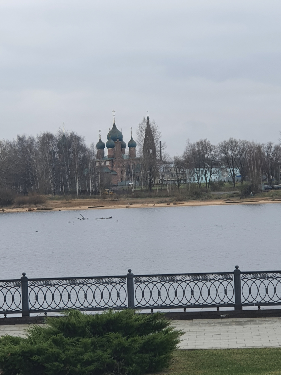 Это кстати не Волга. Но вид бесподобный.